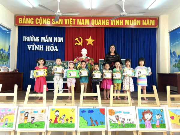 Trường MN Vĩnh Hoà tổ chức hội thi vẽ tranh cho các bé từ 4-6 tuổi dành tặng Bà, Mẹ, Cô giáo nhân ngày 8/3 /.