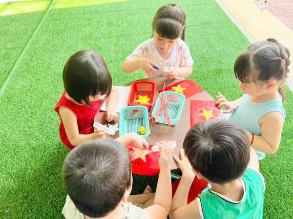 Chào mừng kỷ niệm 50 năm ngày Giải phóng miền Nam, thống nhất đất nước( 30/4/1975 - 30/4/2025) và ngày Quốc tế lao động 1/5 của các bé trường Mầm non VĨnh Hòa