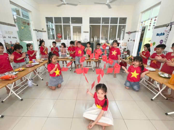 Chào mừng kỷ niệm 50 năm ngày Giải phóng miền Nam, thống nhất đất nước( 30/4/1975 - 30/4/2025) và ngày Quốc tế lao động 1/5 của các bé trường Mầm non VĨnh Hòa