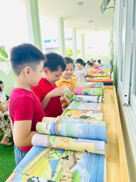 Hưởng ứng Ngày hội đọc sách của các bé Trường Mầm Non Vĩnh Hòa