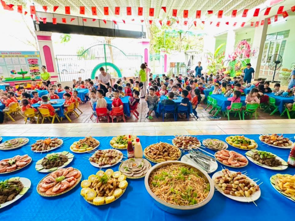 Tiệc buffet Tết 2026 của các bé trường MN Vĩnh Hoà