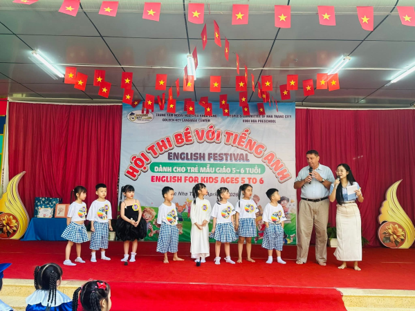 Hội thi Bé làm quen với Tiếng Anh