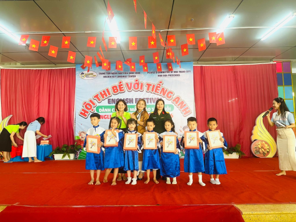 Hội thi Bé làm quen với Tiếng Anh