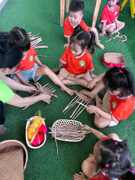 hoạt động chào mừng ngày Giỗ Tổ Hùng Vương và 30/4 – 1/5 của cô trò MN Vĩnh Hoà 