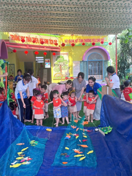 hoạt động chào mừng ngày Giỗ Tổ Hùng Vương và 30/4 – 1/5 của cô trò MN Vĩnh Hoà 