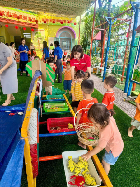hoạt động chào mừng ngày Giỗ Tổ Hùng Vương và 30/4 – 1/5 của cô trò MN Vĩnh Hoà 