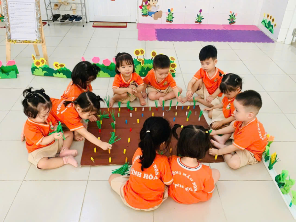hoạt động chào mừng ngày Giỗ Tổ Hùng Vương và 30/4 – 1/5 của cô trò MN Vĩnh Hoà 