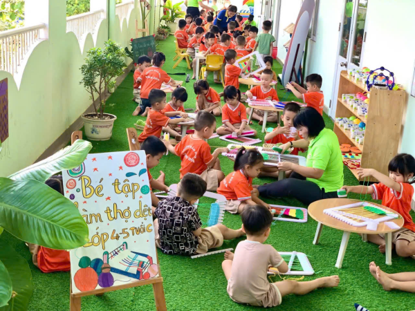 hoạt động chào mừng ngày Giỗ Tổ Hùng Vương và 30/4 – 1/5 của cô trò MN Vĩnh Hoà 